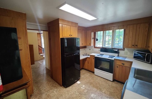 Storrs House | Furnished large room in walking distance to UConn Storrs. Room n