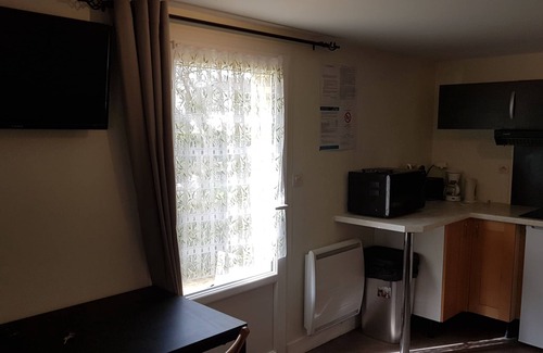 Bagnoles-de-l'Orne Apartment | furnished studio in comfortable single-family house with mature garden