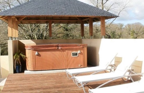 Plogonnec House | Gîte à Lopéau 8 personnes avec piscine/spa, proche mer, activités touristiques