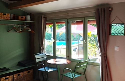 Roujan Cabin | Gîte "cabane" on a property (swimming pool, pétanque) a stone's throw from Pézenas.