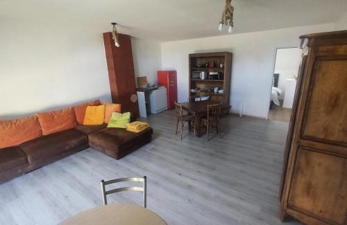 Saint-Bonnet-de-Four House | Gîte Campagne avec Animaux, Wifi, Parking, Saint-Bonnet-de-Four - FR-1-489-559