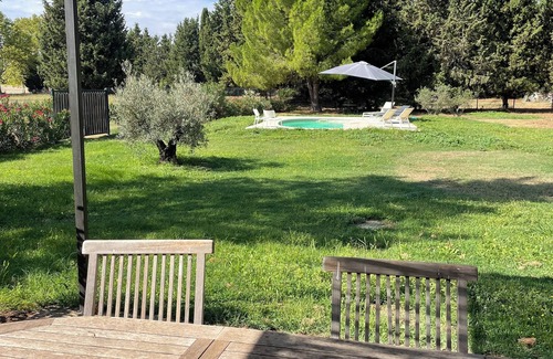 Roquemaure House | Gîte de 6 Personnes Avec Piscine au Coeur des Vignes