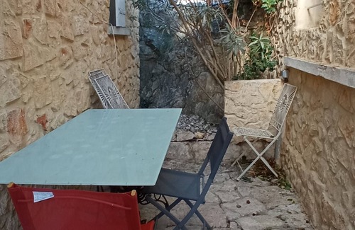 Les Angles Apartment | Gîte Garrigue Dans une Propriété Calme et Arborée Pour 4 Pers Proche D'avignon