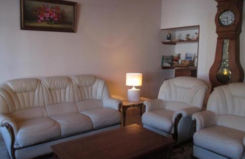 Huriel House | Gîte Indépendant avec Cour Close, WiFi et Chauffage Compris – Proche Montluçon et Néris-les-Bains - FR-1-489-27