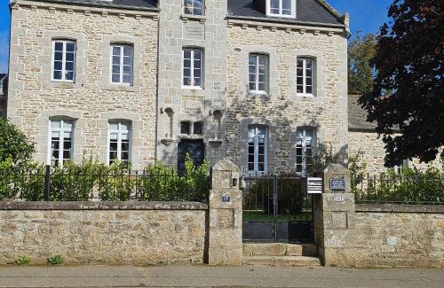 Lanhouarneau Apartment | GÎTE Le Parisien Appartement privé en Duplex avec accès jacuzzi à 10min des plages
