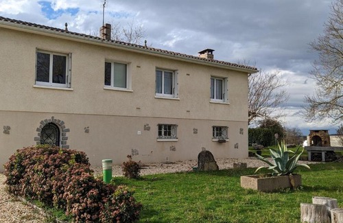 La Rochefoucauld House | Gîte lumineux avec jardin privatif, proche Château de La Rochefoucauld, équipements bébé et vélos inclus - FR-1-653-232