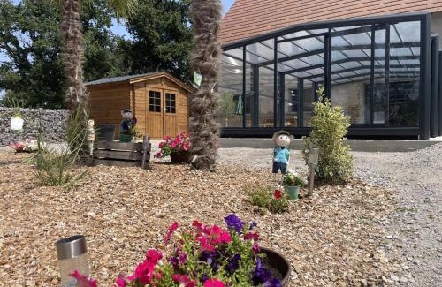 Couzon House | Gîte spacieux avec piscine couverte et spa à Couzon - FR-1-489-483