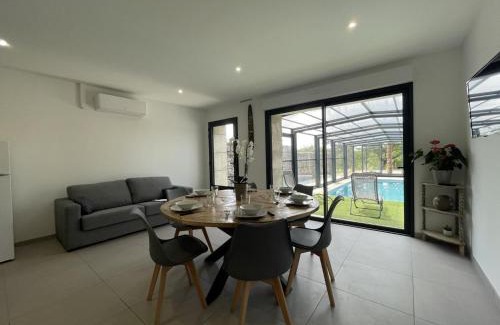 Couzon House | Gîte spacieux avec piscine couverte et spa à Couzon - FR-1-489-483