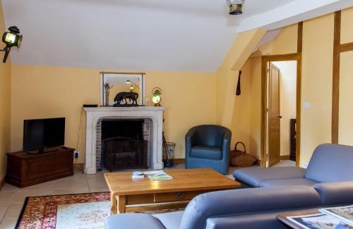 Arthon House | Gîte unique dans propriété historique avec musée, proche Châteauroux, 4 chambres, cheminée, fibre, parking. - FR-1-591-49