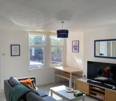West Bridgford Apartment | G-Floor Flat with 2 beds, 2 bathrooms, sleeps 4-6
