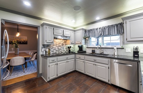 Oklahoma City Villa | GAILLARDIA COUNTRY CLUB⛳THREE KING BEDS🛏️HEATED POOL🏊HOT TUB♨️POOL TABLE🎱🏀