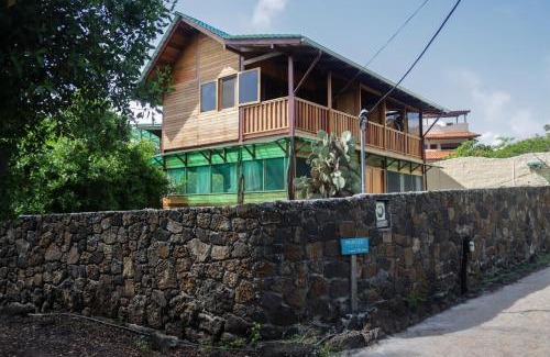 Bahia de la Academia House | Galapagos Chalet-Buda Chalet