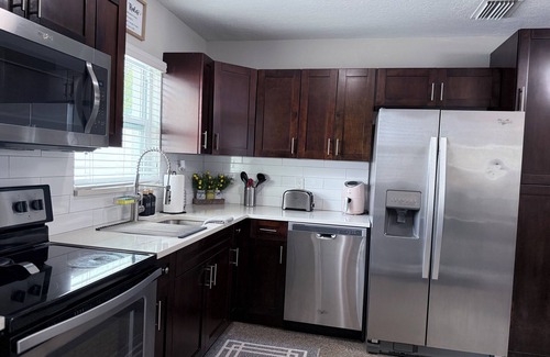 Tampa House | Game Day & Getaway Ready. Walk to Stadium. 3BR with Yard & Grill. Pet Friendly
