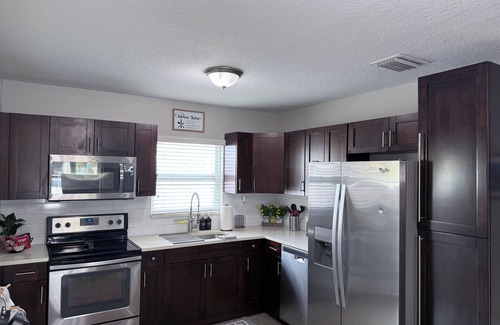 Tampa House | Game Day & Getaway Ready. Walk to Stadium. 3BR with Yard & Grill. Pet Friendly