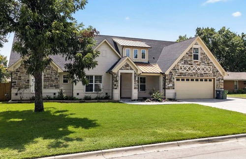 Central Arlington House | Game Day Getaway