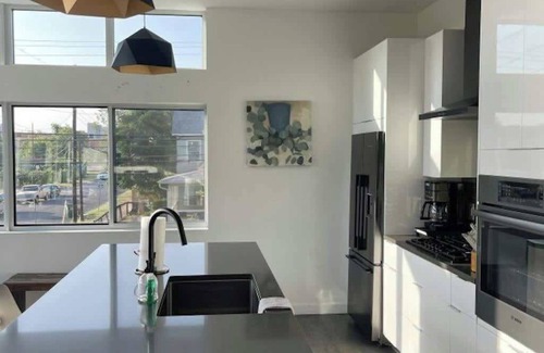 Central East Austin Apartment | Game Day Penthouse Steps from UT Sports