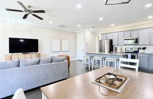 Oxford House | Game Day Ready! 3 Master Suites, Large Loft, and New Furnishings throughout!