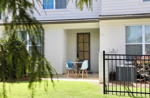 Oxford House | Game Day Ready! 3 Master Suites, Large Loft, and New Furnishings throughout!