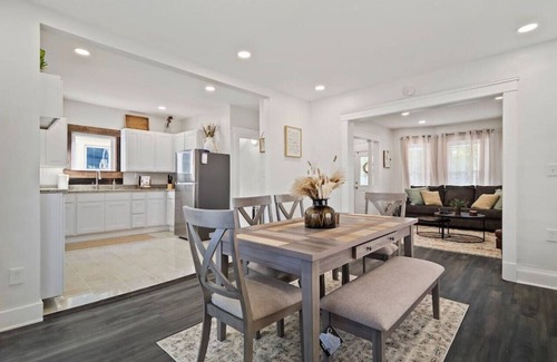 Detroit - Shoreway Apartment | Game Room! 7 Min To Downtown CLE!