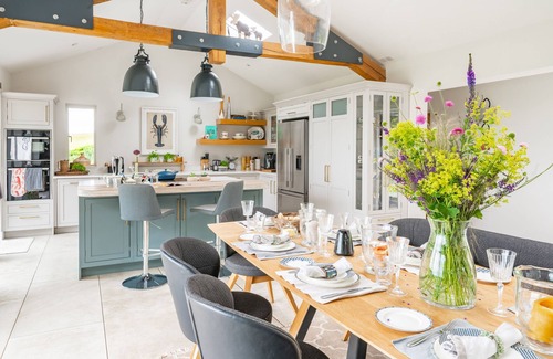 Stratford-upon-Avon Cottage | Gamekeeper's Lodge - sleeps 8 guests in 4 bedrooms