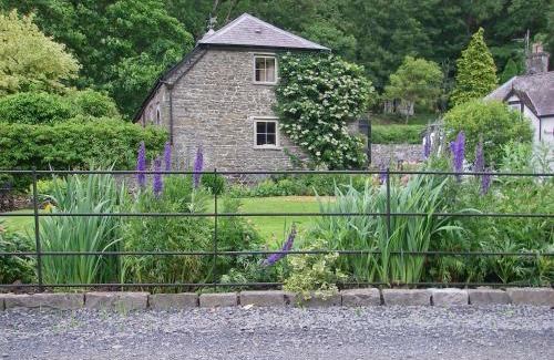 Llangadog House | Gamekeepers Cottage - Hw7729