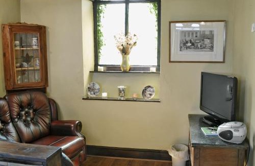 Llangadog House | Gamekeepers Cottage - Hw7729