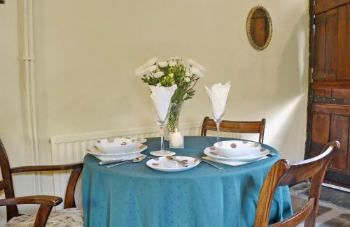 Llangadog House | Gamekeepers Cottage - Hw7729