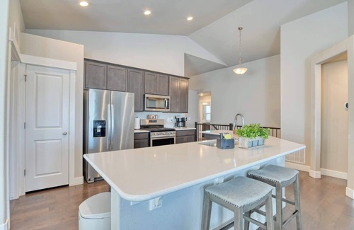 Colorado Springs House | GameRoom/3CarGarage/PoolTable/AirHockey/NearAirport/NearBase