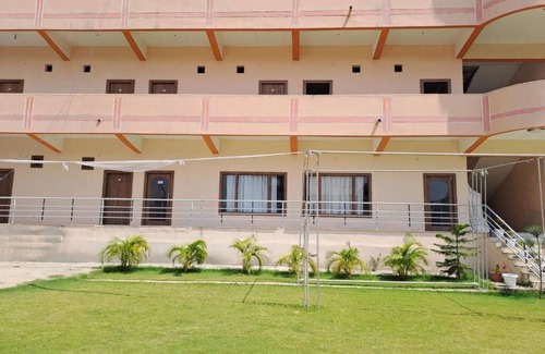 Varanasi Hotel | Ganga Vatika Banquets & Guest House