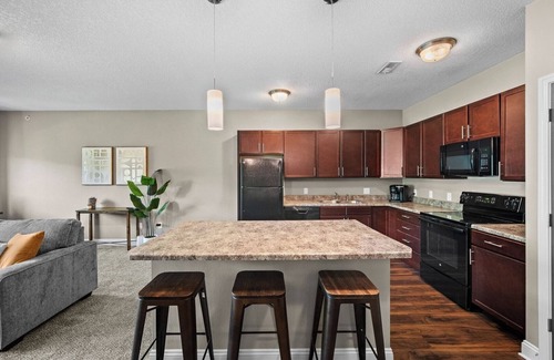 West Des Moines Apartment | Garage Included | King Bed | First Floor | Gym