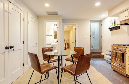 Capitol Hill Apartment | Garage, King Bed, and Queen Pullout in Cap Hill. Two Blocks to Metro/Restaurants