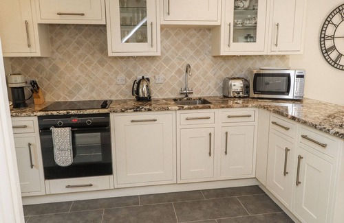Dolbenmaen Cottage | GARDEN COTTAGE, pet friendly, with a garden in Tremadog