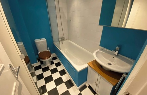 Golborne Apartment | Garden flat next to canal