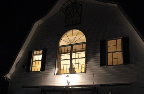 Fleetwood House | "Garden Gate Barn Loft" - Luxurious Couple's Getaway on the New River
