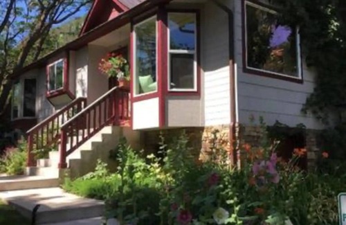 Durango House | Garden Home, private and spacious with hot tub, only 5 minutes to city center