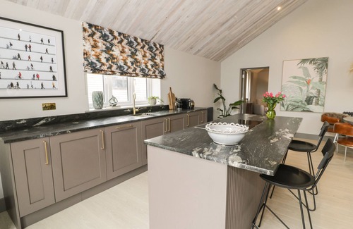 Llanfechell House | GARDEN HOUSE, pet friendly, luxury holiday cottage in Llanfechell