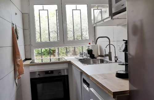El Mas Bosca Apartment | Garden-Level Apartment in Roses with Terrace and Wi-Fi