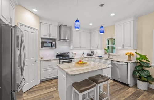 Arlington Park House | Garden Oasis 3BR near Downtown | Minutes to Siesta & Lido | Dog OK | Screened Lanai | Grill | Office