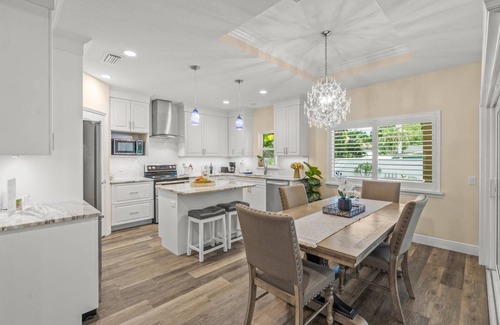 Arlington Park House | Garden Oasis 3BR near Downtown | Minutes to Siesta & Lido | Dog OK | Screened Lanai | Grill | Office