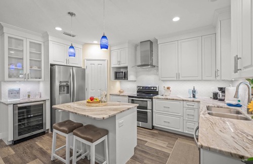 Arlington Park House | Garden Oasis 3BR near Downtown | Minutes to Siesta & Lido | Dog OK | Screened Lanai | Grill | Office