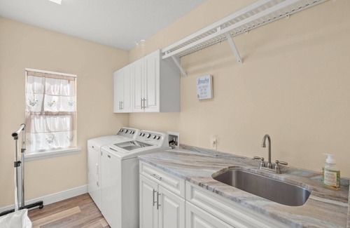 Arlington Park House | Garden Oasis 3BR near Downtown | Minutes to Siesta & Lido | Dog OK | Screened Lanai | Grill | Office