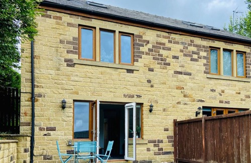 Exley House | Garden+Pets OK |8mins Halifax |Parking |M62 Access
