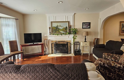 Apex House | Garden Retreat close to Jordan Lake-Screened porch-fenced backyard-large deck