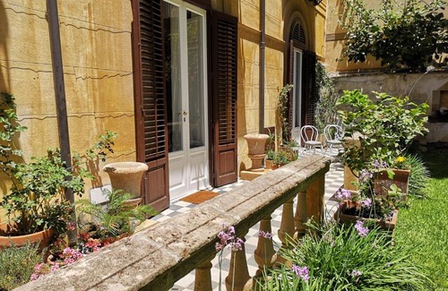 Palermo Bed & Breakfast | Garden Suite in private villa on Via Libertà