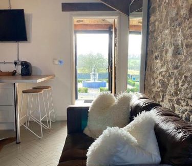 Pentrefelin Apartment | Gardener's Cwtch, Llwynhelig Manor
