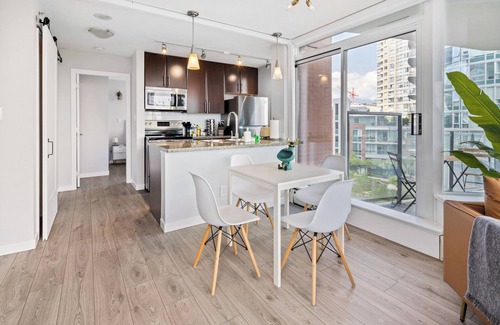 Central Apartment | GardenView Modern Condo +Parking +Gym +Pool