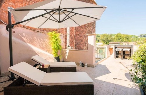 Trastevere Apartment | Garibaldi Roof Garden - Terrace with spectacular views of S. Peter and Gianicolo