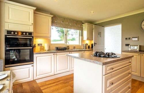 Windermere House | Garth Cottage - 4-Bedroom House with garden (1x Dog permitted)