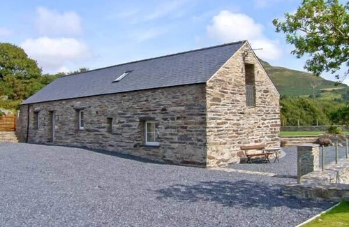 Porthmadog Cottage | GARTH MORTHIN THE BARN, pet friendly, with open fire in Porthmadog