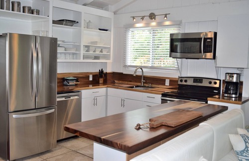 Wainiha House | Gated cottage, 3 blocks to beach, A/C Close to Tunnels. Lots of outdoor space